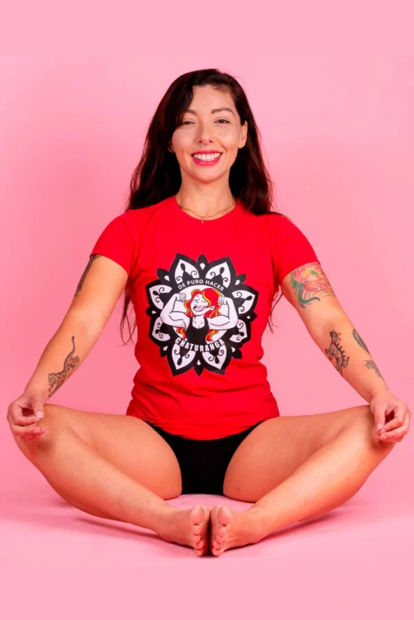 Playera básica De puro hacer chaturanga flor loto